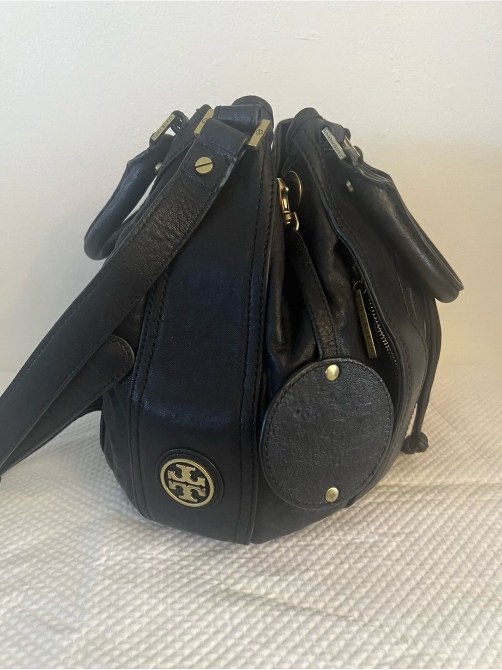 💚 Tory Burch Black Leather Shoulder
Bag Gold Hardware Double
Handles Bucket bag🩷